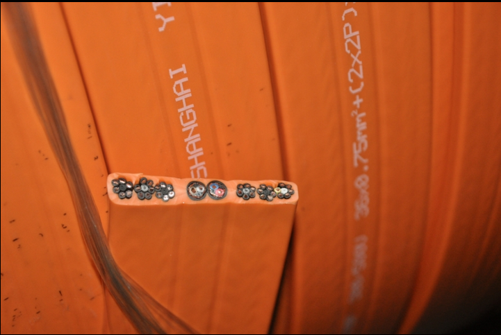 特性與符合性特性：優(yōu)異的耐曲撓性良好耐油性、 耐寒性、 耐潮性優(yōu)異的耐磨性、 承受較大的機(jī)械應(yīng)力符合認(rèn)證: CE