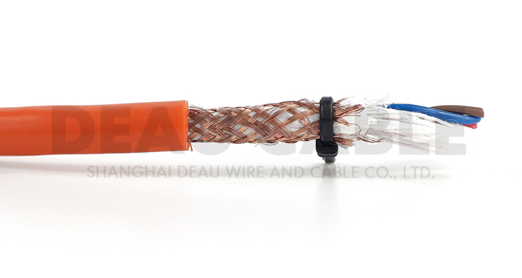 適用于連續往復運動下的安裝, 特別是工業作用環境下的頻繁彎曲場合, 如現代化機械標準部件的拖鏈中及物流系統、 操控系統、機械自動化系統等。數控機床、 電子設備、 五金沖壓、木材石材機械、玻璃與門窗機械、 注塑機、 機械 (人) 手、 建筑機械、 重型機器廠 、汽車制造、 起重運輸設備、 自動化倉庫、 碼頭、 消防車等的室內外環境需要屏蔽的場所。 特別需要無差異和變化的穩定的信息傳導與監控。